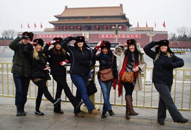 Tourists are having great fun,imitating the way in which Chinese soliders march in front of Tiananmen Square.