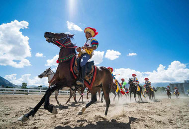 Enjoy Nagchu horse racing festival