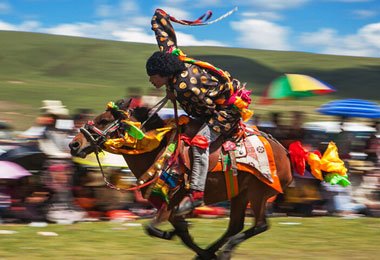 You can see many Tibetan families taking their Children to join in the grand Nagqu Horse Racing Festival.Experiencing Nagqu Horse Racing Festival and enjoying the spectacular horsemanship.