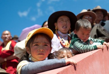 You can see many Tibetan families taking their Children to join in the grand Nagqu Horse Racing Festival.