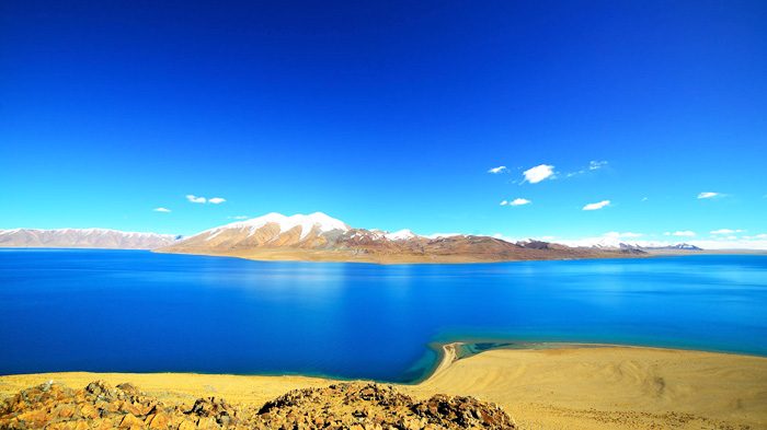 Tangra Yum Tso, the fourth largest salt lake in China
