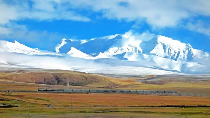 The Qinghai-Tibet Railway crosses Tanggula Mountain