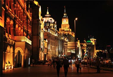 Roaming over The Bund at night is definitely an amazing experience in Shanghai.