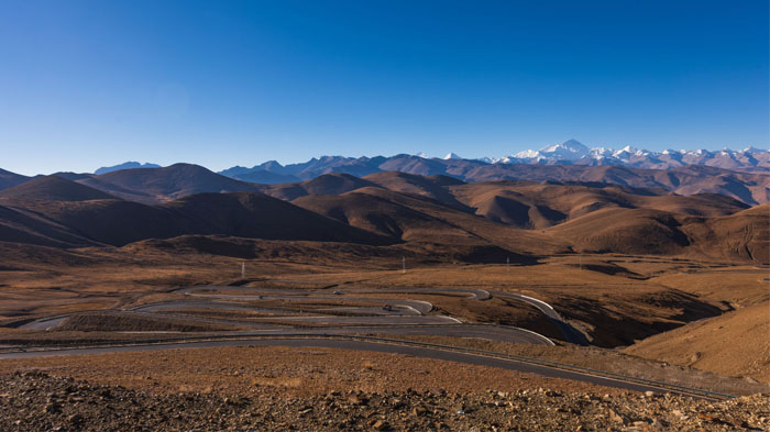 Winding road to EBC in Tibet