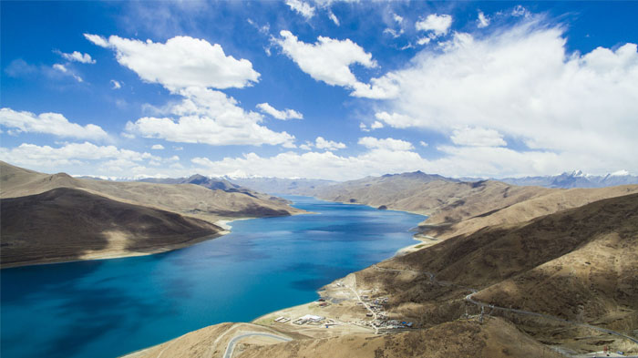 Turquoise Yamdrok Lake in Shannan Prefecture