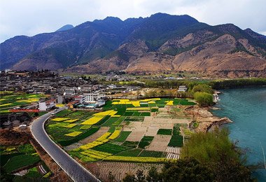 A picturesque Town to see the famous first bend in the Yangtze River
