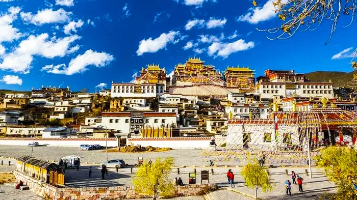 Ganden Sumtsenling Monastery close to Shangri-La
