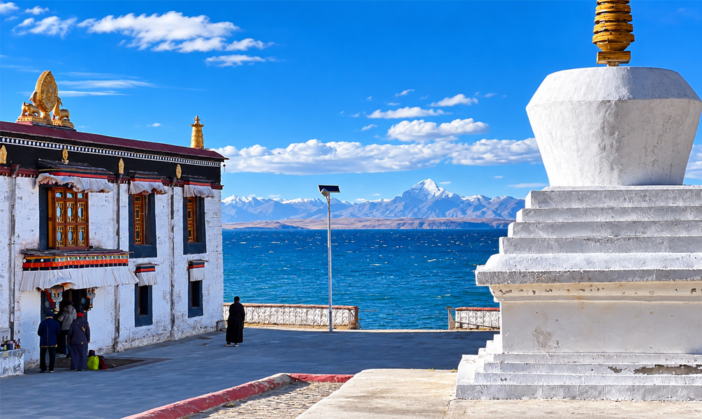 Chiu Monastery overlooking sacred Lake Manasarovar in Tibet