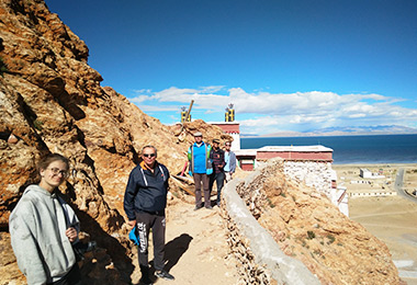 Visit Chiwu Monastery, just next to Lake Manasarovar