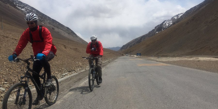 Cycling on Tibetan Plateau