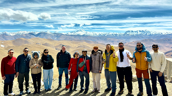 Group photo of Mount Everest from Gawula pass