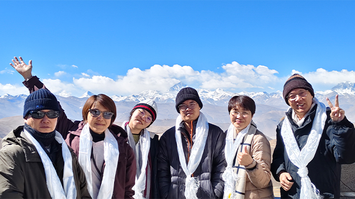 take pictures at Gawula Mountain Pass