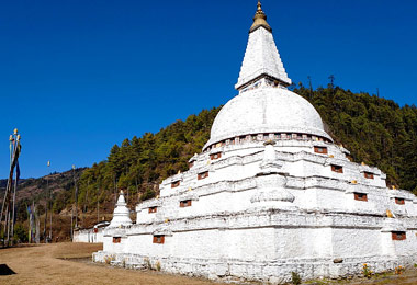 Chendebji Chorten is a large white structure built in the style of swayambhunath.