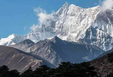  Capturing a panoramic view of Mount Gangkar Puensum