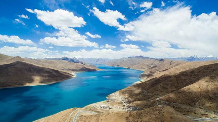 The iconic turquoise Yamdrok lake will blow your mind away in April