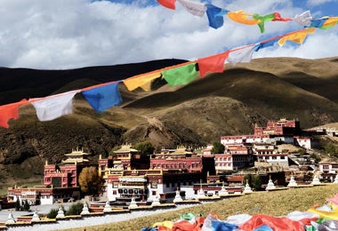 Ke’er Monastery, also known as Litang Monastery, stands as the largest Tibetan Buddhist temple of the Gelug sect in the Kham region.