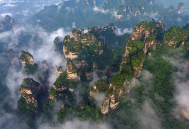 Huangshi Village is characterized by the overhanging cliffs, high staking platforms, and jagged rocks.