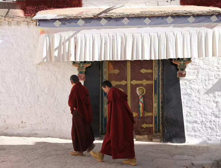 monks of drepung monastery