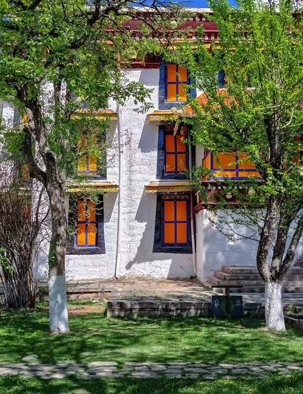 Enjoy the bright sunshine at Norbulingka in Lhasa
