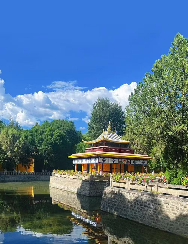 Enjoy the bright sunshine at Norbulingka in Lhasa