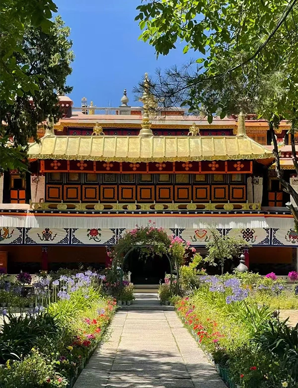 Enjoy the bright sunshine at Norbulingka in Lhasa