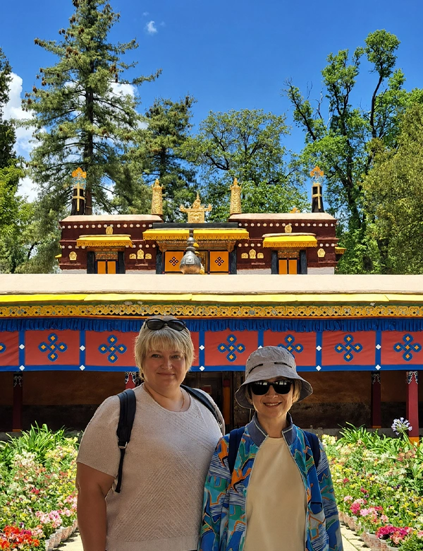 Enjoy the bright sunshine at Norbulingka in Lhasa