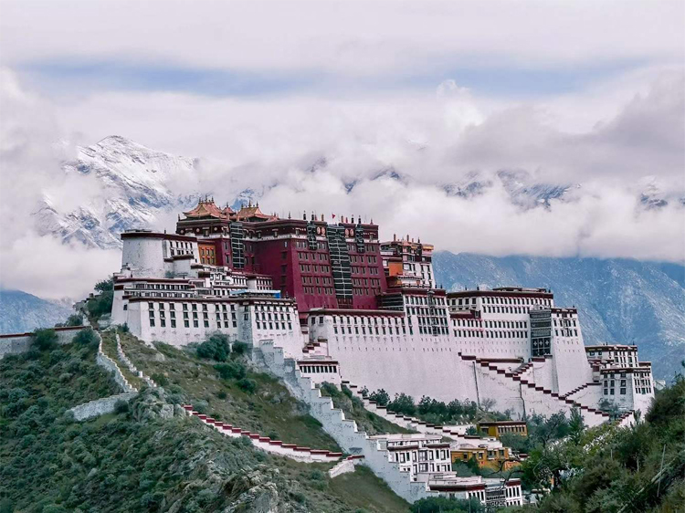 Snowy Beauty of Tibet