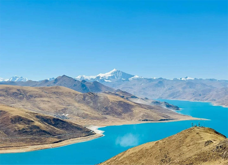 The stunning turquoise waters of Yamdrok Lake