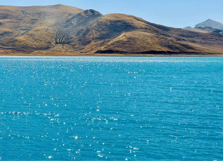 The stunning turquoise waters of Yamdrok Lake