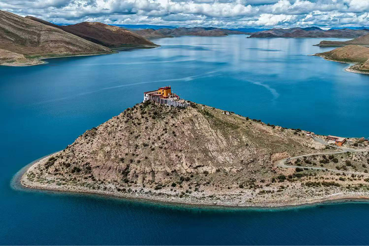 Yamdrok Lake and Rituo Monastery
