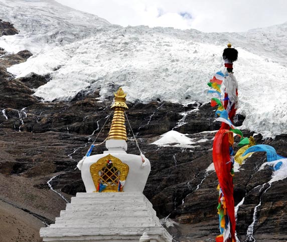 Travelers can clearly see Korola Glacier from the road.