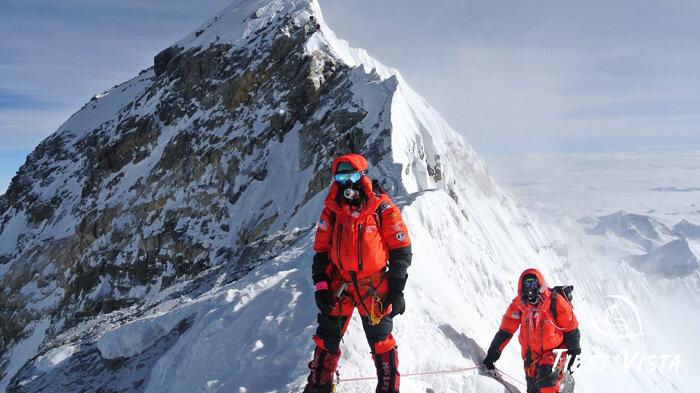 The climbers are trying to reach the top of Mount Everest from Nepal&rsquo;s side