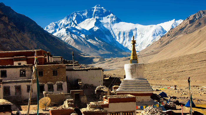 view mountain everest from roungbuk monastery