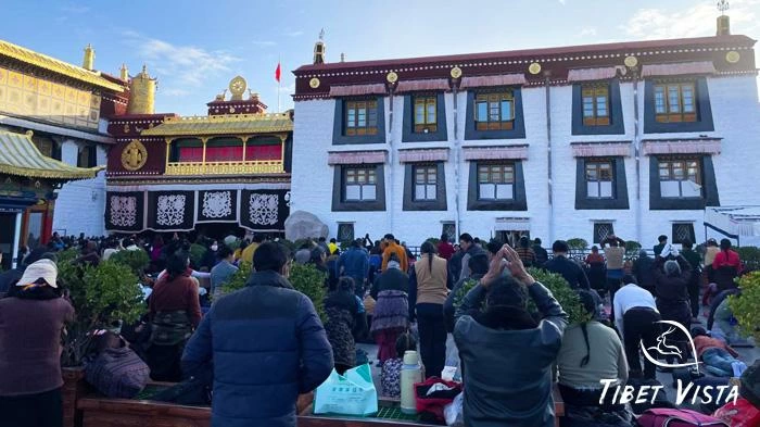 Local Tibetan pilgrimage around Jokhang Temple