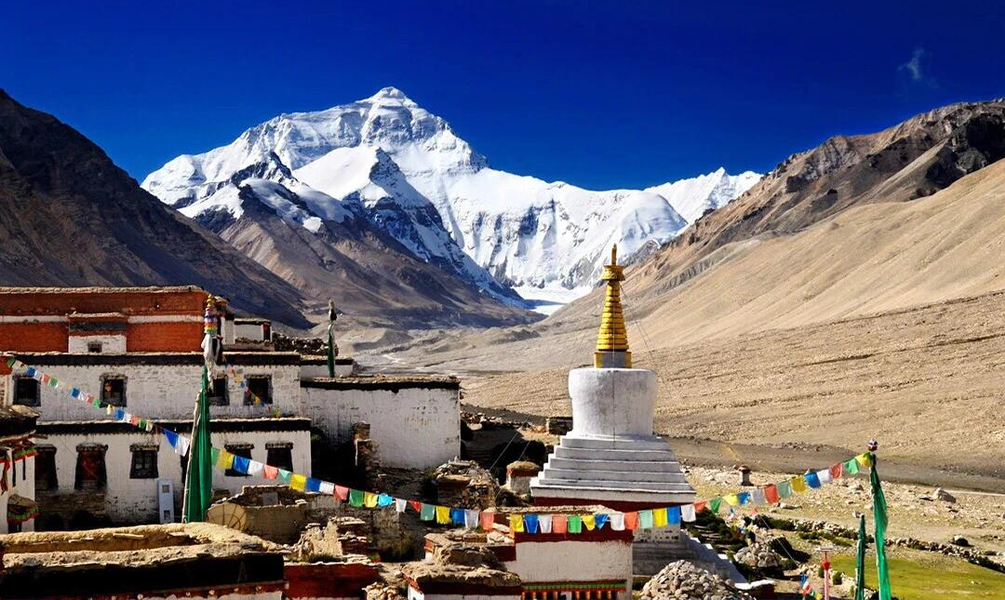 rongbuk monastery and mount everest