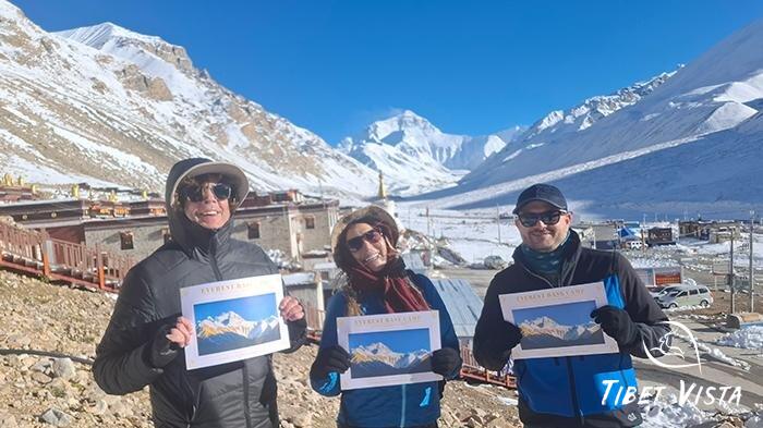guests visit rongbuk monastery