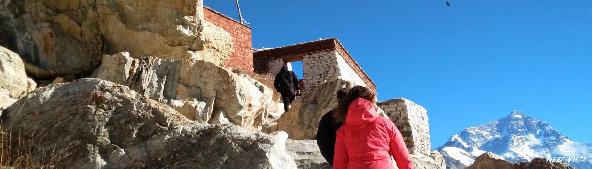 guests-at-rongbuk-monastery