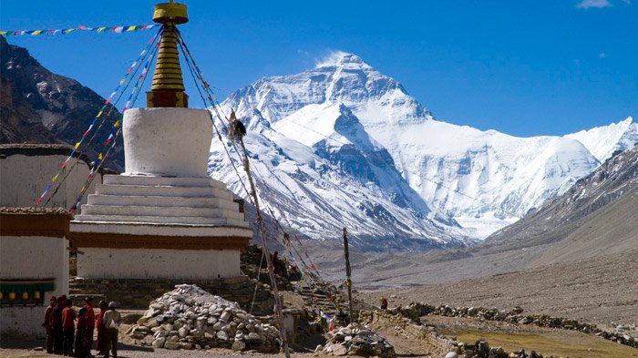 view mount everest from rongbuk monastery