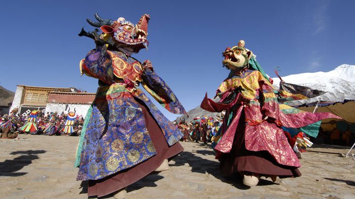 Tibetan dances in Pabang Dangkuo Festival