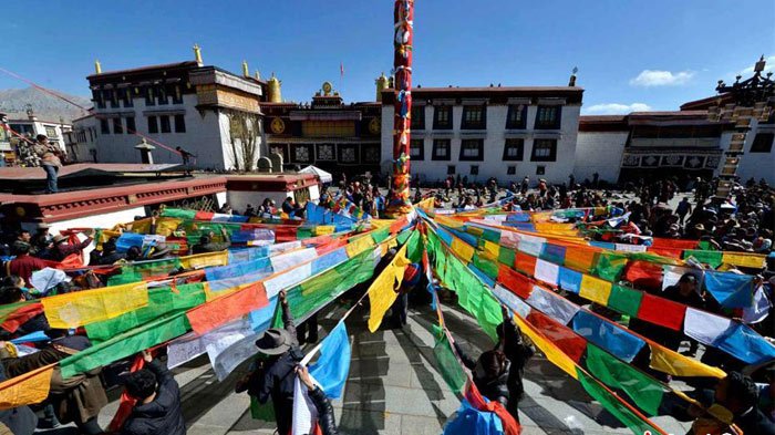 change prayer flags before jokhang temple
