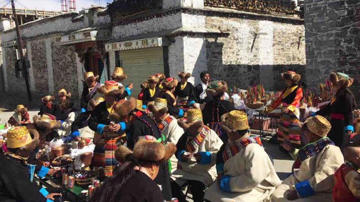greet friends and have dinner with them in tibetan new year
