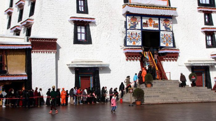 visit potala palace during tibetan new year