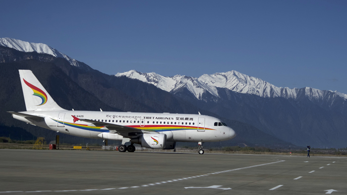Nyingchi Mainling Airport and Tibet Airlines
