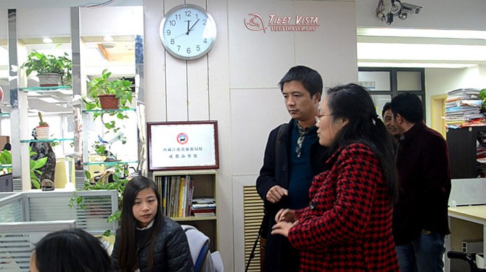 Catherine Jigme, the market manager of Tibet Vista, introduced Tibet Vista’s Chengdu office to the mayor of Gyantse County