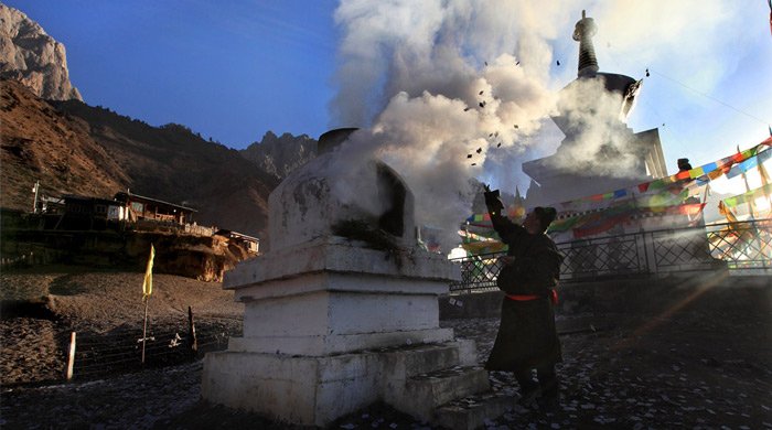 burn offerings to Tibetan gods