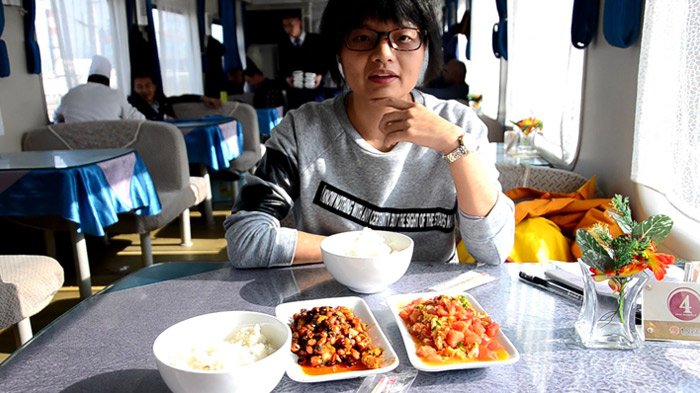 enjoy Chinese food in dining carriage in Tibet train