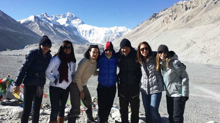 tibet vista's guide with tourists at ebc