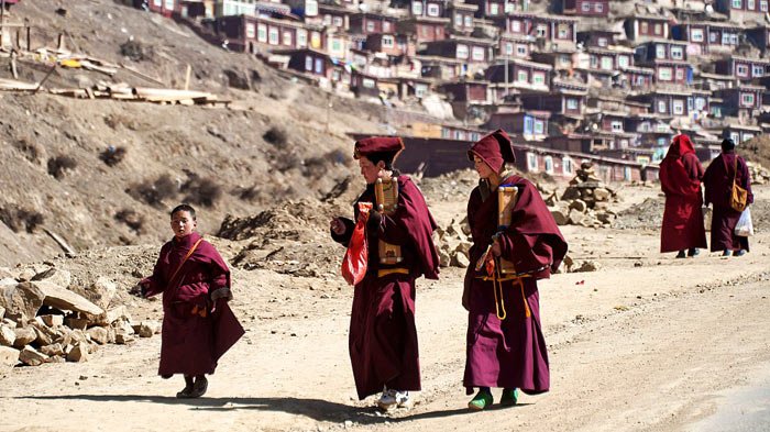 travelling nuns and monks in larung gar buddhist academy