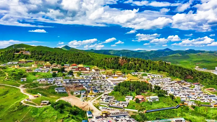 sweeping view of Langmusi from Sertri Monastery