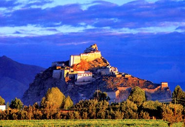 Gyantse Dzong is a fortress high on top of a hill in the middle of town.
